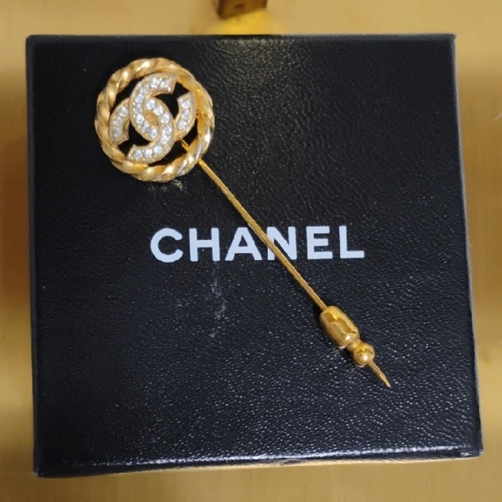 SALE! Auth CHANEL Coco Gold Crystal Lapel Pin Brooch W Crystal Details & Box - Picture 7 of 9